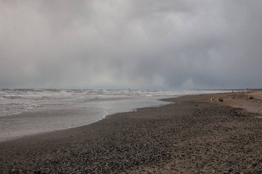 Bulutlu ve rüzgarlı bir akşamda deniz