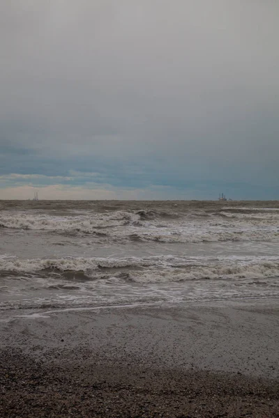 Bulutlu ve rüzgarlı bir akşamda deniz