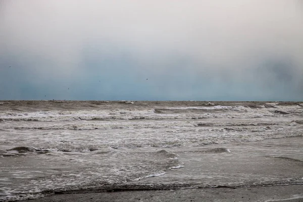 Bulutlu ve rüzgarlı bir akşamda deniz