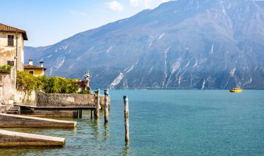 Limone del Garda, Garda Gölü, İtalya 'dan güzel manzara.