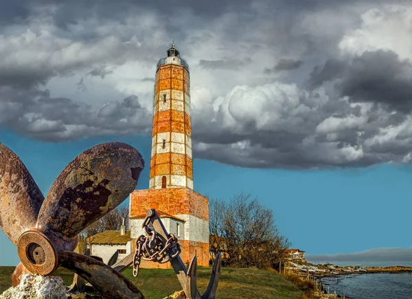 Deniz feneri ve karaya deniz sergiler.