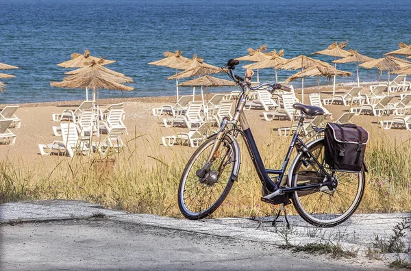 Bisiklet bir beach yakınındaki seyahat.