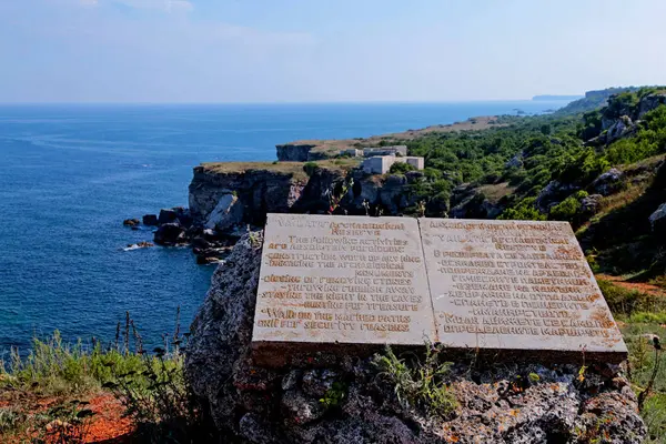Yailata, Bulgaristan arkeolojik rezerv bilgilendirici bayrağı.