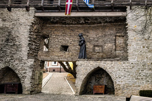 Keşiş bir kale duvara heykeli. Geçiş-yol turistler için. 