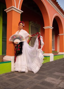 Klasik beyaz jarocha kostüm folklorik ve renkli arka plan ile