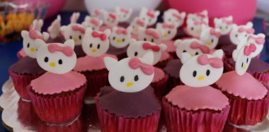 Çocuk partilerine mor ve pembe kedi yüz için pastelitos