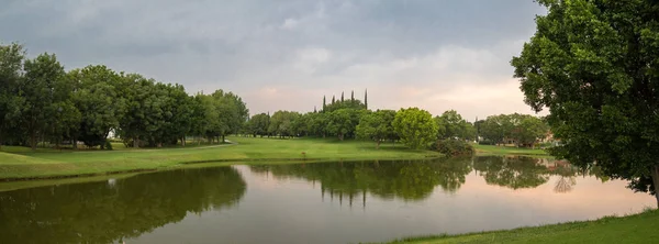 Panoramica Del Lago Tramonto Nel Campo Riflesso Cielo Acqua — Foto Stock