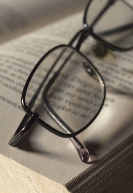 Kitap sayfa üzerine gözlük
