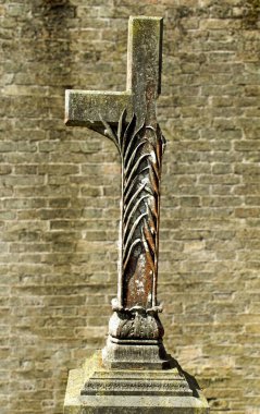 Kırık Hıristiyan taş haç