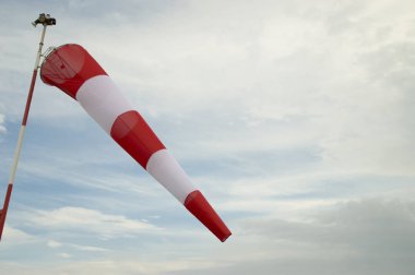 Rüzgâr tulumu sallayarak üzerinde mavi gökyüzü arka plan bulutlu