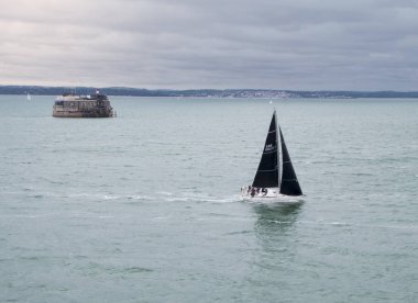 Yelkenli ile fırtınalı sularda gezinmek