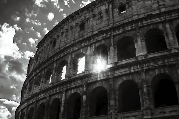 Sol Artístico Través Del Coliseo —  Fotos de Stock