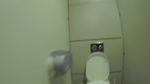 Clipe Mostra Indivíduo Usando Banheiro Público Lavando Completamente Mãos Com — Vídeo de Stock