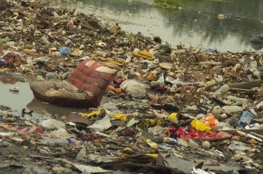 Doğada terk edilmiş çöp yığını