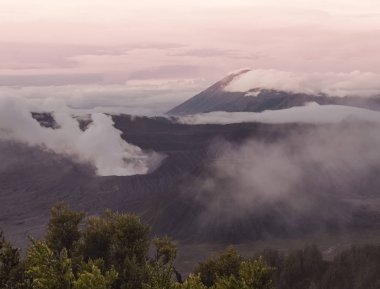 Gün batımında Bromo ve Semeru volkanlar görünümünü