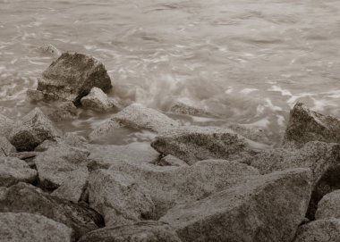 Kayalar siyah beyaza karşı çökmesini dalgalar deniz