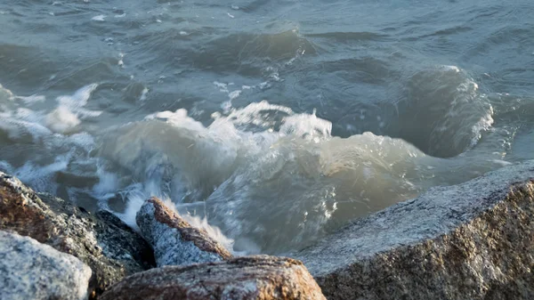 Морские Волны Бьются Скалы — стоковое фото