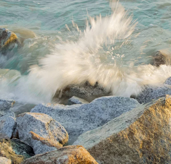 Θάλασσα Κύματα Που Συντρίβει Ενάντια Βράχια — Φωτογραφία Αρχείου