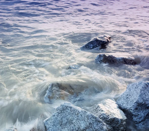 海浪拍打着岩石 — 图库照片