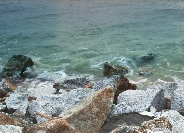 Θάλασσα Κύματα Που Συντρίβει Ενάντια Βράχια — Φωτογραφία Αρχείου