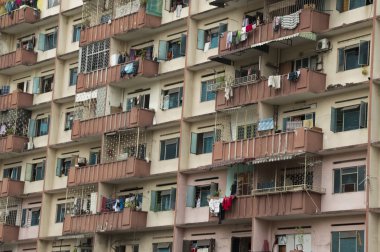 Asya Binası asılı giysileri ile bozulan cephe