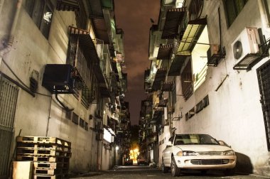 Gece sokakta Kuala Lumpur zavallı banliyösünde