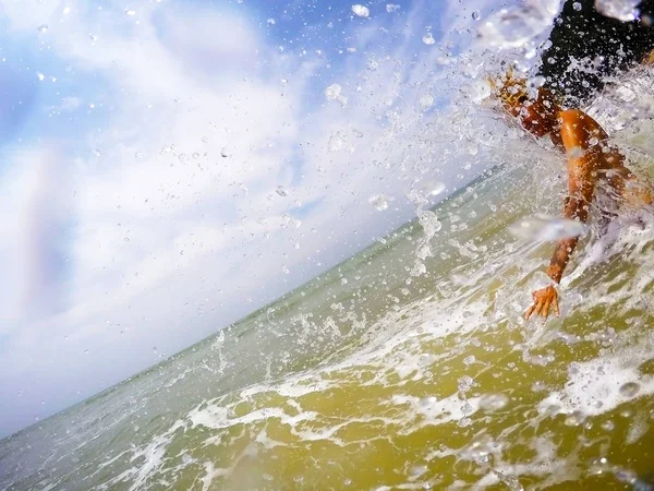 Blondine Planscht Den Tropen Ins Meer — Stockfoto