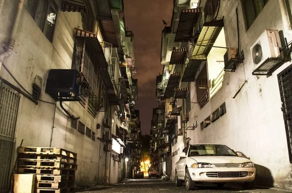 Gece sokakta Kuala Lumpur zavallı banliyösünde