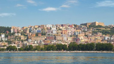 Deniz Posillipo hill görünümünden, bir yaz öğleden sonra Napoli