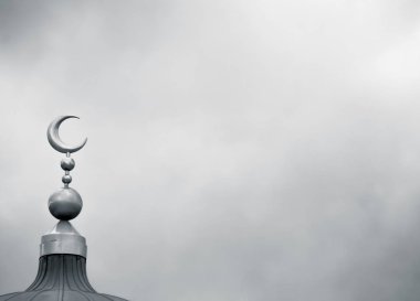 Bulutlu havalarda Camii İslam sembolü