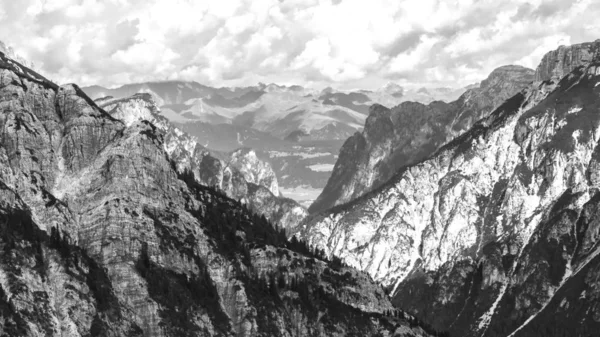 Avusturya ve İtalyan Alpleri siyah ve beyaz arasında kayalık Dolomites