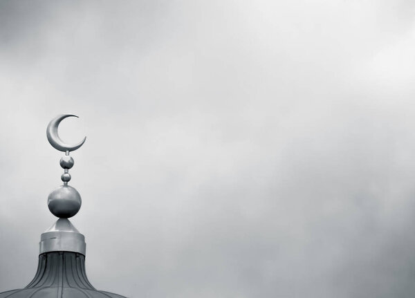 Исламский символ на мечети в пасмурную погоду
