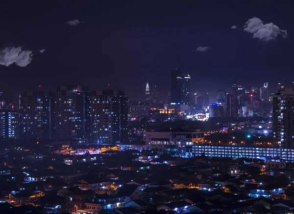 Şehrin ışıkları bir deniz: Petaling Jaya Kuala Lumpur ve Petronas kuleleri giden hava gece görünümü 