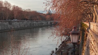 Roma'nın görünümü, kırmızı sonbahar sezonu Tiber ve Saint Peter kubbe