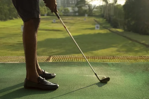 Angolo Basso Dell Uomo Che Gioca Golf Driving Range — Foto Stock