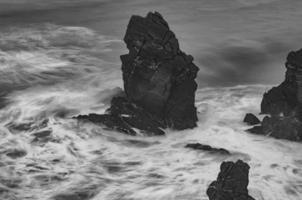 Paisaje Blanco Negro Oscuros Acantilados Negros Aguas Rápidas Olas Oceánicas —  Fotos de Stock