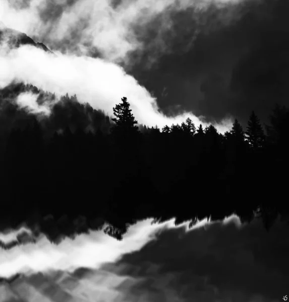 Nubes Monturas Agua Árboles Los Alpes Italianos —  Fotos de Stock