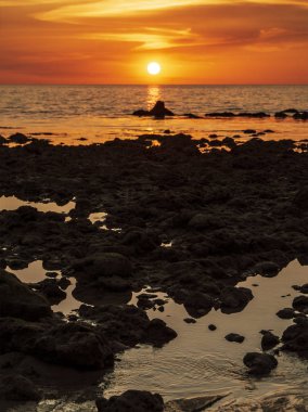 Denizde turuncu günbatımı