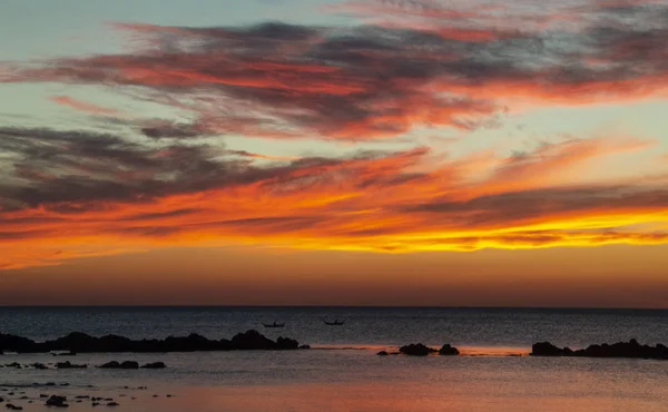 Tramonto arancione in mare con barche — Foto Stock