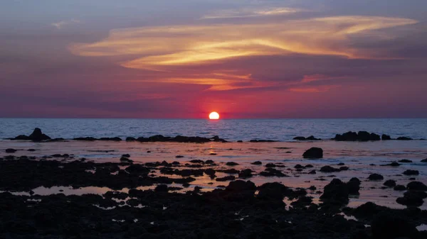 Фіолетовий захід сонця на морі — стокове фото