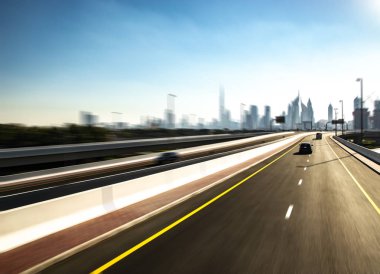 Hızlı araç yolun ortasına Dubai'den