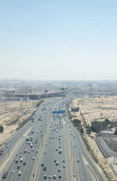 두바이 그것의 고속도로 위에서 — 스톡 사진