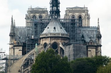 Yenileme çalışmaları ve iskele ile Notre Dame Katedrali Arka
