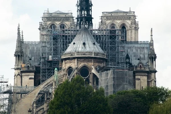 Rear of Notre Dame cathedral with renovation works and scaffoldi — Stock Photo, Image