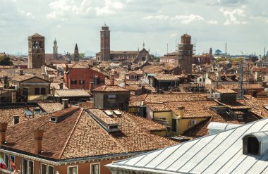 Bir yaz gününde çatıdan Venedik Görsel