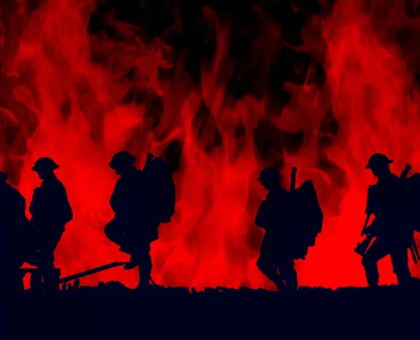 Контуры солдат Первой мировой войны, идущих через яркое пламя — стоковое фото