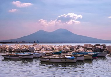 Napoli ve Vezüv Körfezi'nde balıkçı teknelerinin görünümü