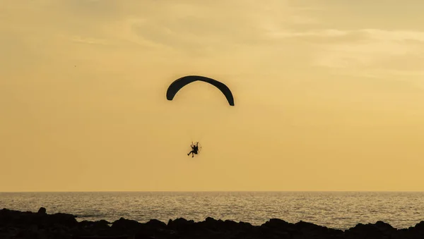 Ekstremalne sporty lotnicze na zachodzie słońca na morzu — Zdjęcie stockowe