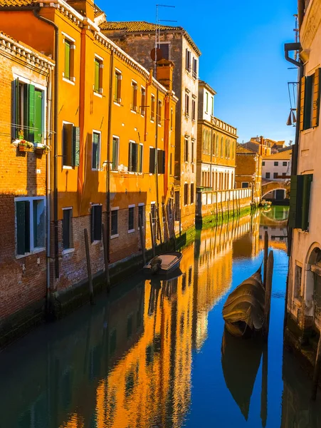 Canal estreito com barcos em Veneza durante o dia ensolarado — Fotografia de Stock