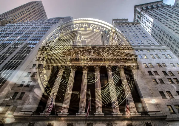 Arka planda wall street borsa cephesi ile Bitcoin